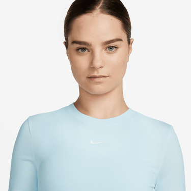 NIKE SPORTSWEAR ESSENTIAL WOMEN'S SLIM-FIT CROP T-SHIRT