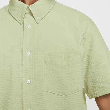 NIKE LIFE MEN'S SHORT-SLEEVE SEERSUCKER BUTTON-DOWN SHIRT