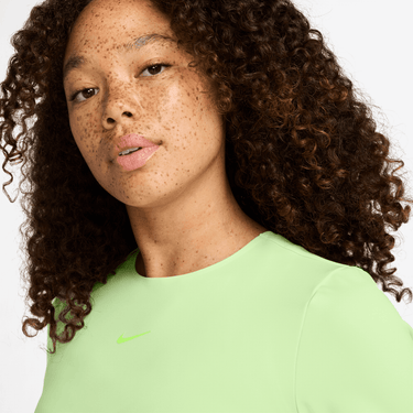 NIKE FORM WOMEN'S SHORT-SLEEVE TOP
