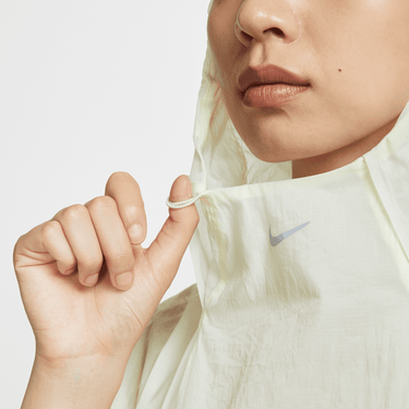 NIKE RUN DIVISION WOMEN'S PACKABLE RUNNING JACKET
