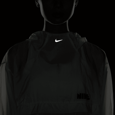 NIKE RUN DIVISION WOMEN'S PACKABLE RUNNING JACKET